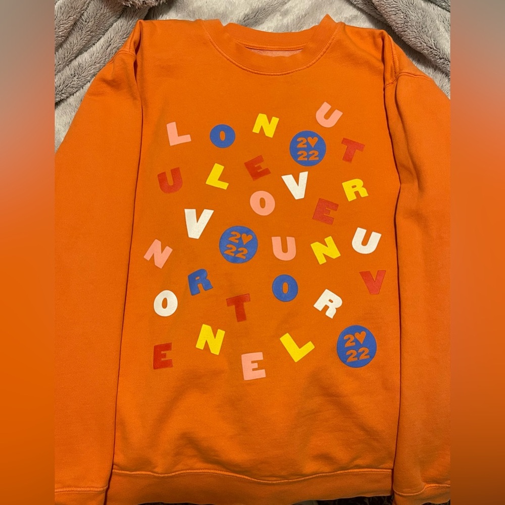 Love on tour crewneck